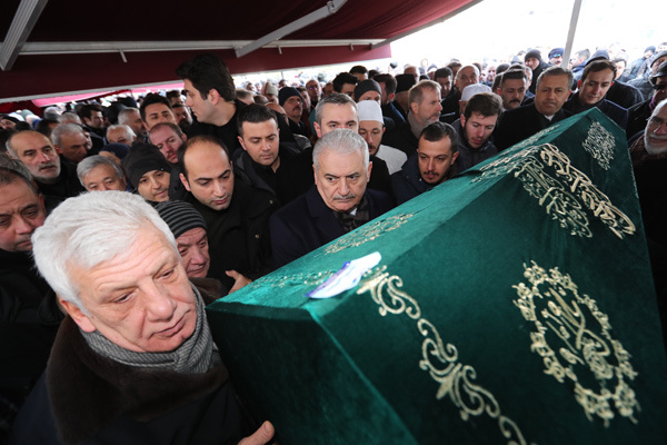 Binali Yıldırım Cumhurbaşkanı Erdoğan'ın dayısının tabutuna omuz verdi