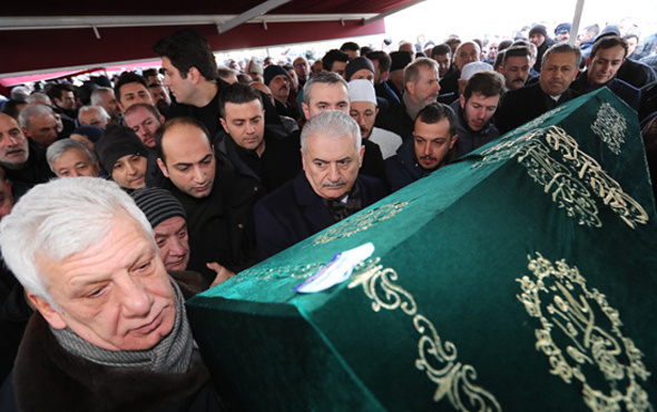 Binali Yıldırım Cumhurbaşkanı Erdoğan'ın dayısının tabutuna omuz verdi