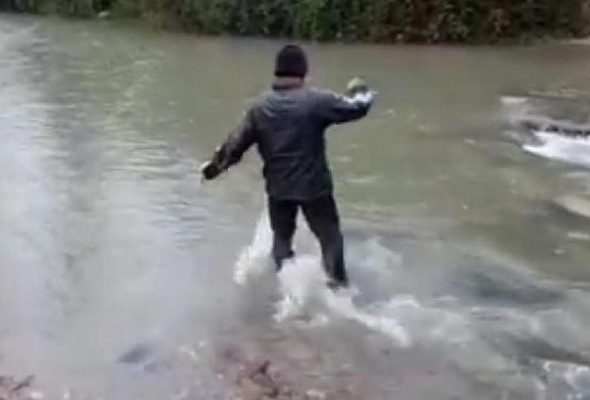 Muhtar adayı seçime hazırım dedi buz gibi suya girdi