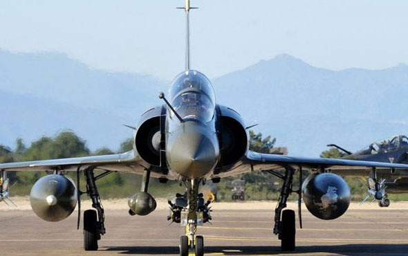 Fransa'da savaş uçağı radardan kayboldu