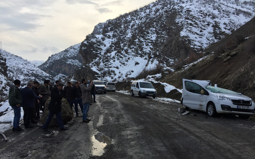 Şırnak'ta dağdan kopan kaya aracı biçti!