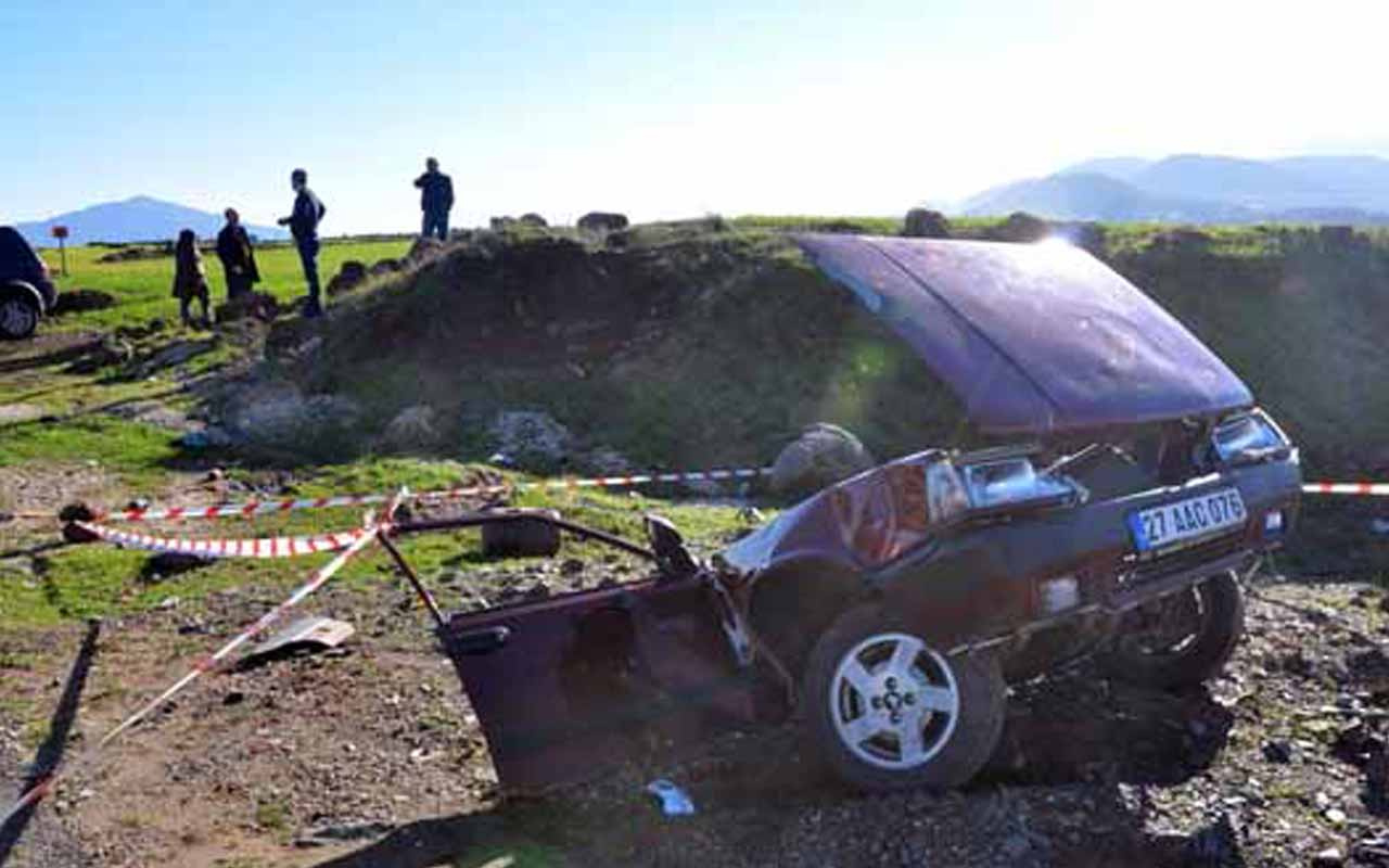 Gaziantep'te meydana gelen kazada bir otomobil ikiye bölündü