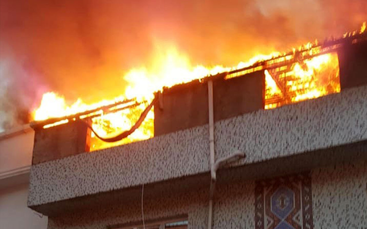 Esenyurt'ta korku dolu anlar! Binanın çatısı alev alev yandı