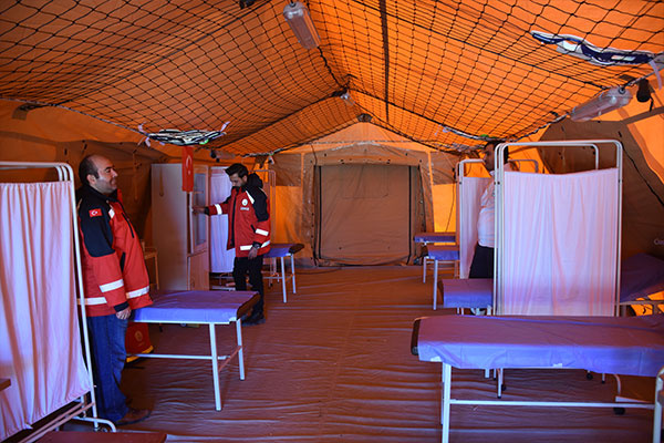 Suriye'nin sınırında Sahra Hastanesi kuruldu