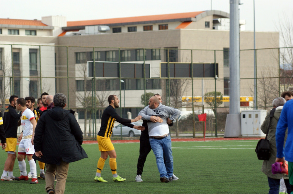 Amatör maçta kavga çıktı, 8 futbolcu kırmızı kart gördü