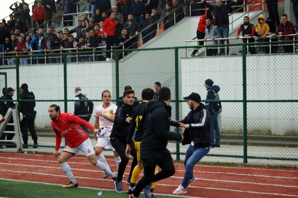 Amatör maçta kavga çıktı, 8 futbolcu kırmızı kart gördü