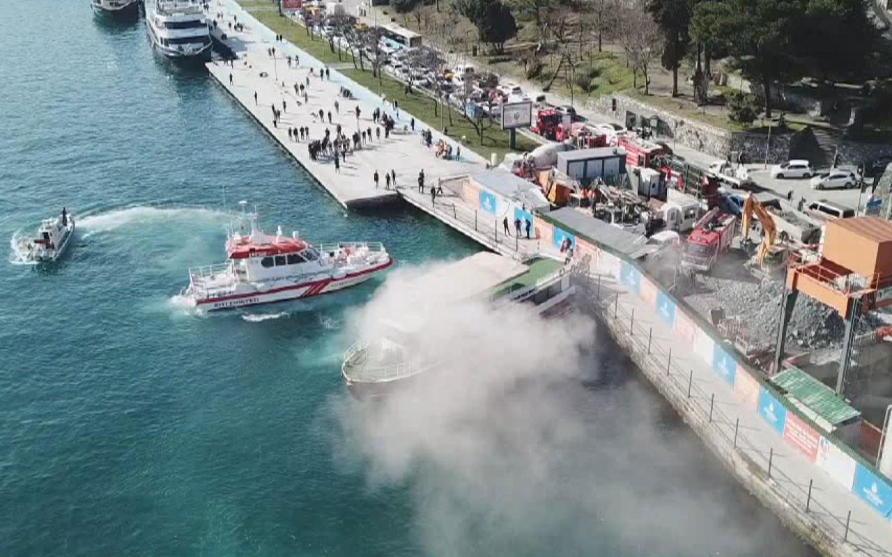 İstanbul Boğazı'nda gezi teknesi yangını!