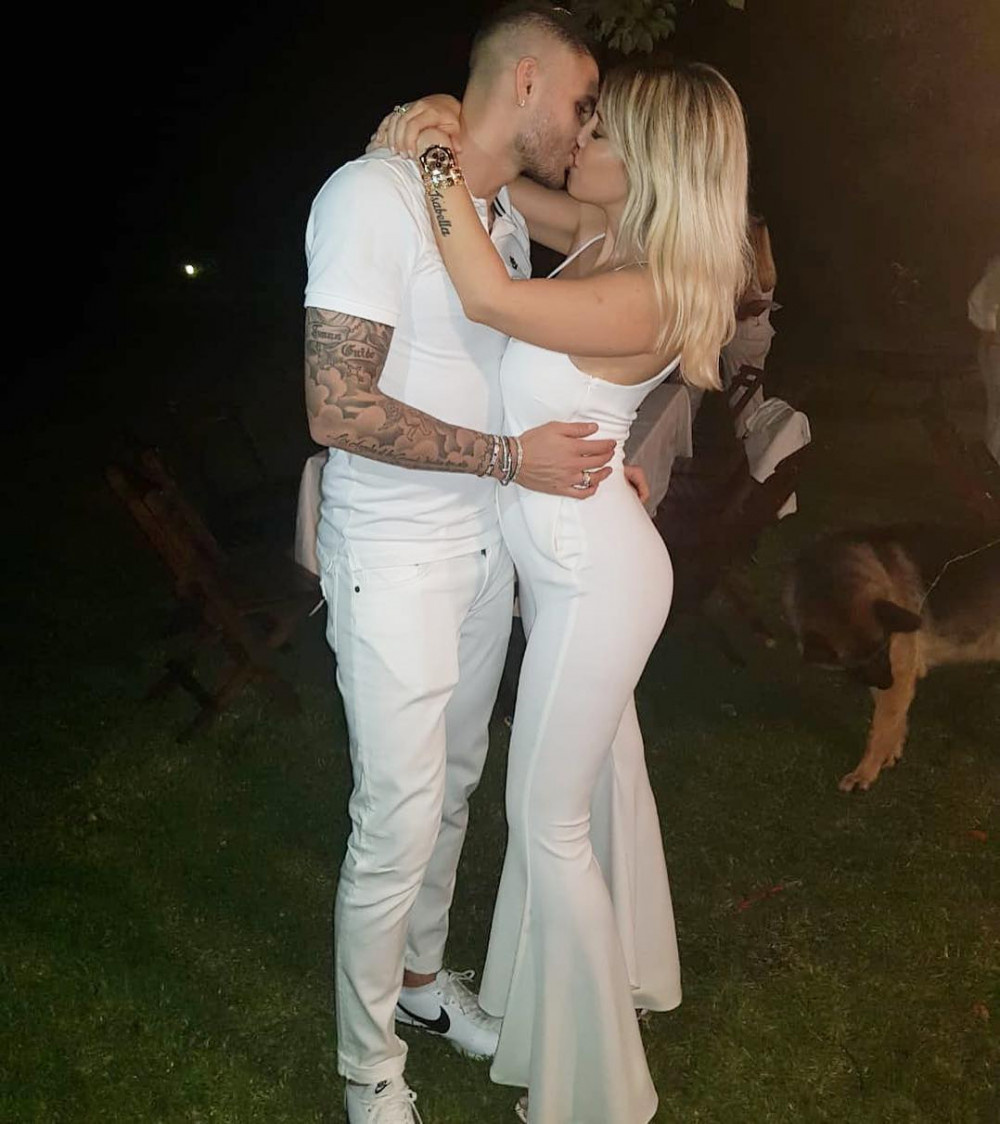 Ünlü futbolcunun eşi ve menajeri Instagram paylaşımlarıyla yürek hoplattı