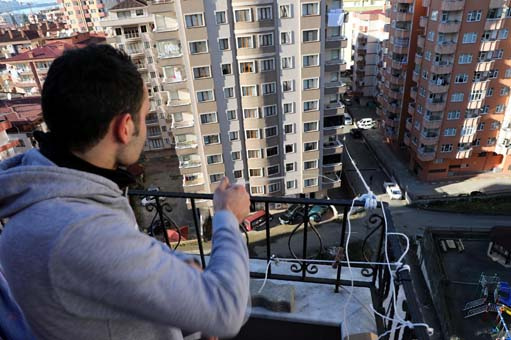 RİZE'de markete gitmeye üşenen adam balkonuna 200 metrelik "teleferik" kurdu