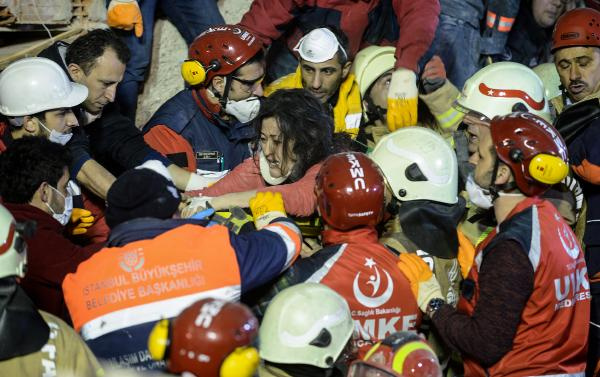 Kartal'da çöken binadan yaralılar çıkarılıyor