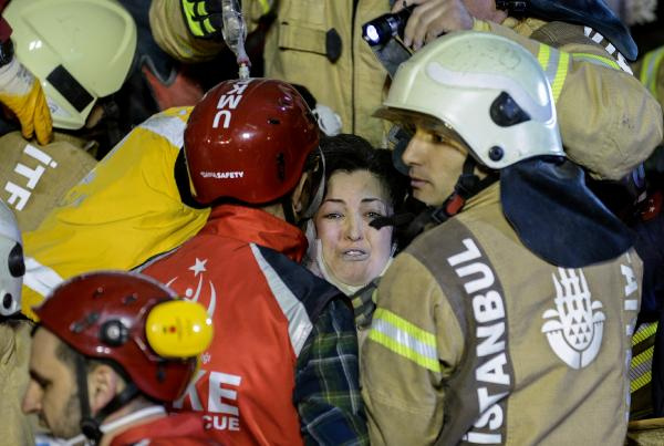 Kartal'da çöken binadan yaralılar çıkarılıyor