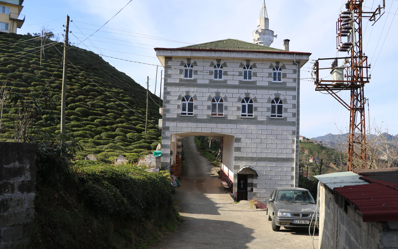 Rize'deki camii görenleri hayrete düşürüyor altından araç geçiyor