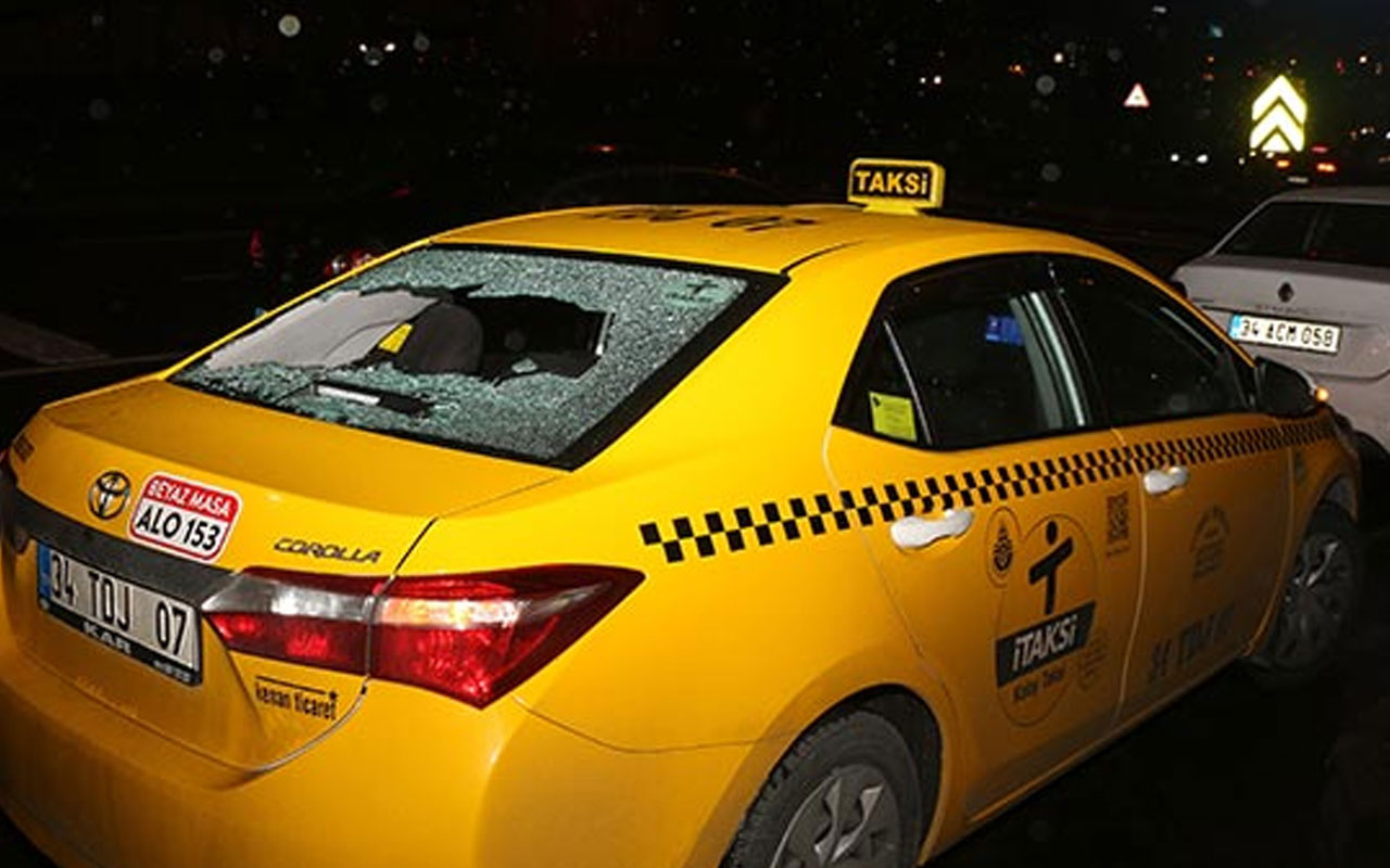 Otopark görevlisi taksinin camını yumruklayarak kırdı