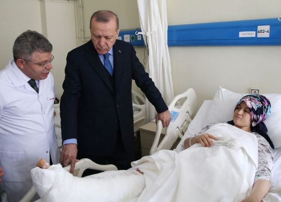 Enkazdan yaralı kurtarılan kadın o anları Erdoğan'a anlattı