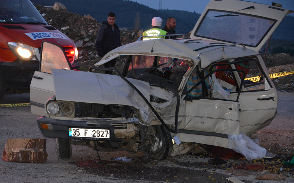 İzmir’de iki araç kafa kafaya çarpıştı: Ölü ve yaralılar var!