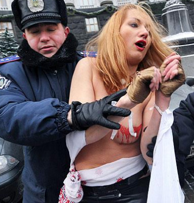 Ukraynalı güzeller protestoya çıktı