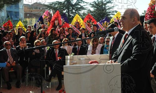 Burhan Kuzu'ya yumurta yerine çiçek!