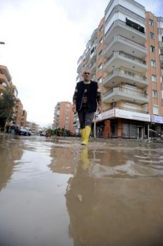 İzmir'i sel aldı