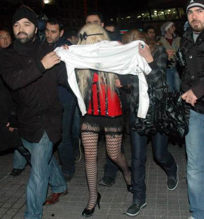 Taksim'de olaylı yılbaşı gecesi!