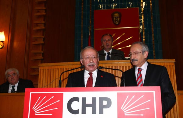 Oktay Ekşi CHP'ye katıldı