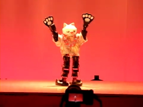 Robotlar sahnede dans etti