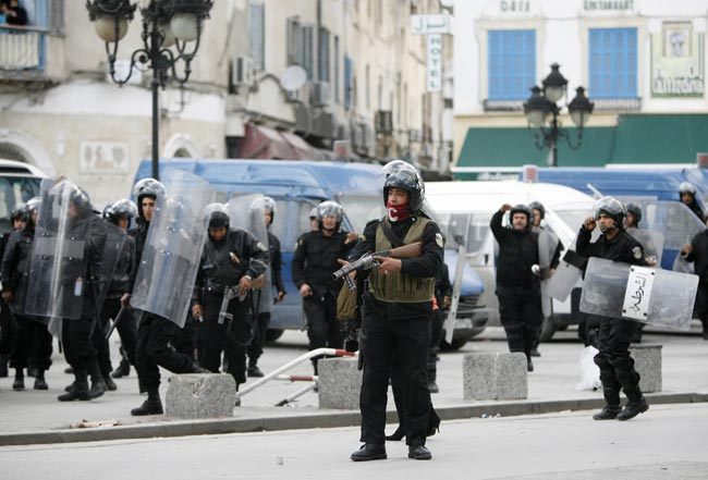 Tunus sokakları karıştı!