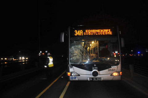 Metrobüs yolunda feci kaza!