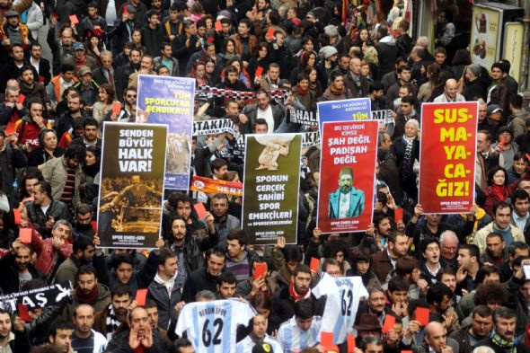 Taksim ıslık protestosu ile çınladı!