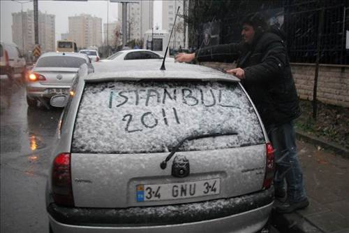 İstanbul'da beklenen kar sonunda geldi!