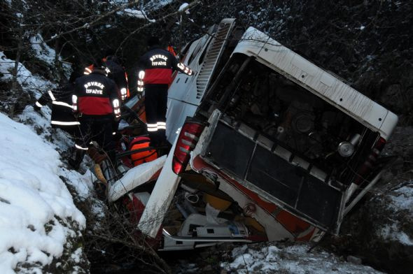 Yolcu otobüsü böyle uçuruma yuvarlandı