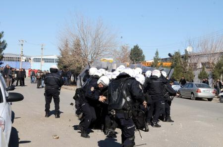 Şanlıurfa'da polis esnafla çatıştı