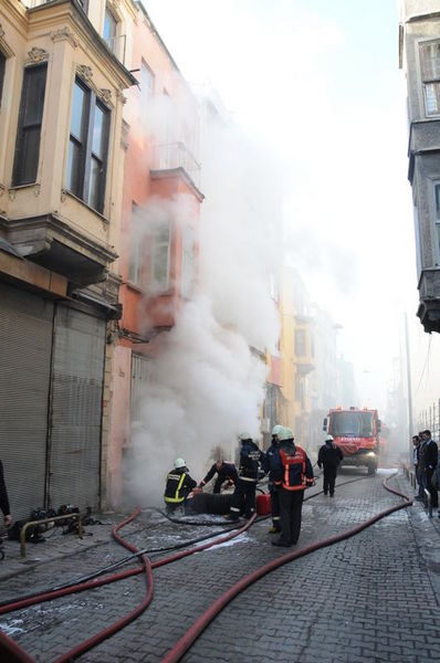 Taksim'de korkutan yangın