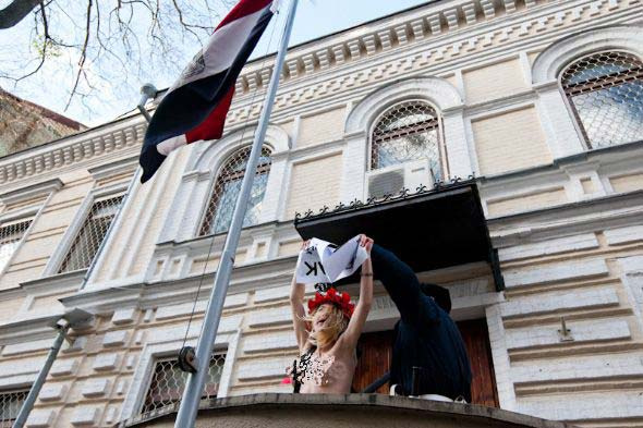 FEMEN bu kez Mübarek için soyundu!