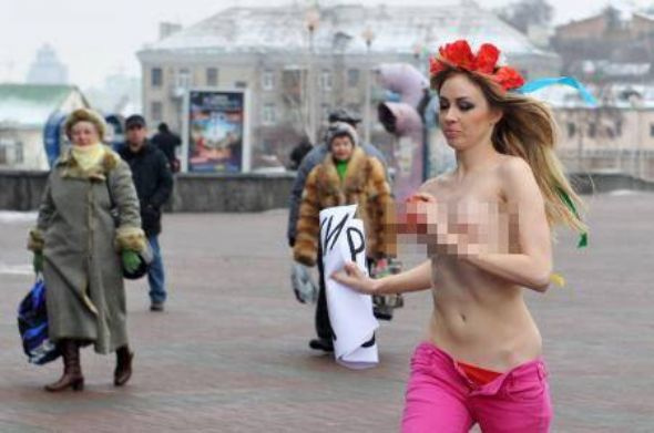 FEMEN bu kez Mübarek için soyundu!