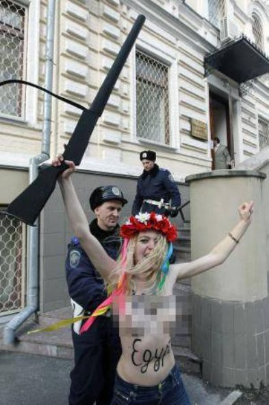 FEMEN bu kez Mübarek için soyundu!