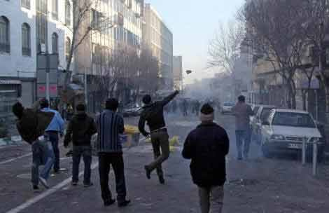 İran'da kaos kanla başladı