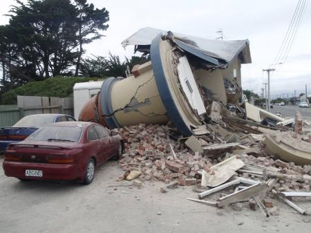 Deprem 30 milyon tonluk buzulu parçaladı