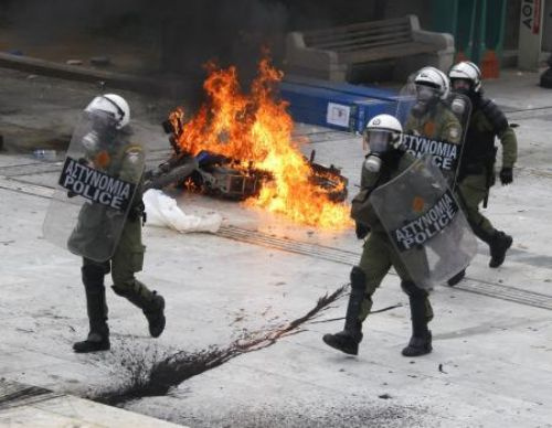 Göstericiler polisi cayır cayır yaktı!