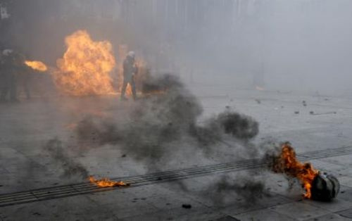 Göstericiler polisi cayır cayır yaktı!