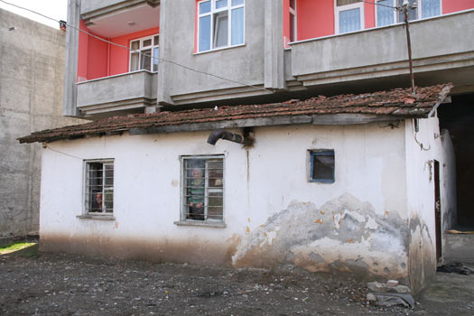 Karadeniz fıkralarını aratmayan binalar