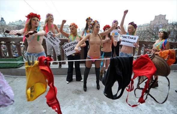 Femen'den çıplak bir protesto daha!