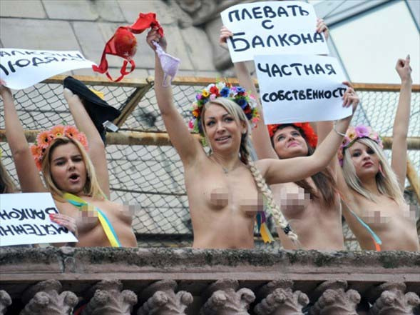 Femen'den çıplak bir protesto daha!