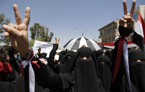 Yemen'de protestoculara ateş!
