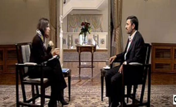 Ahmedinejad'ın karşısında başı açık!