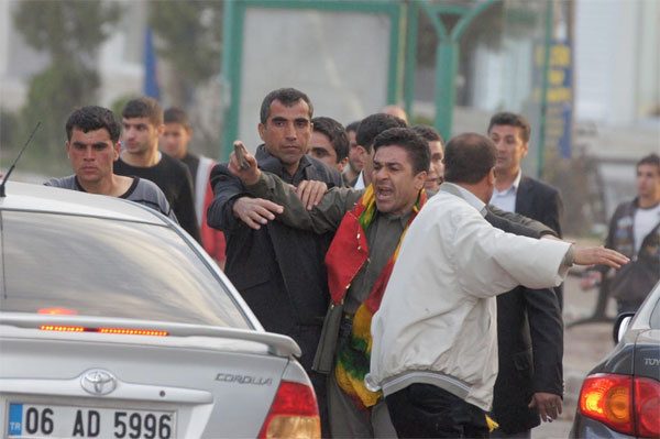 BDP'li Bengi Yıldız polisi taşladı