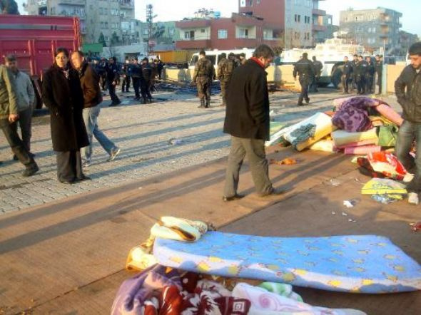 Polis BDP'nin çadırını yaktı!