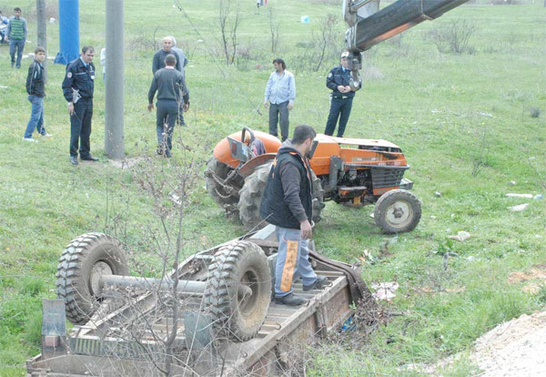 Traktörün altında kaldı