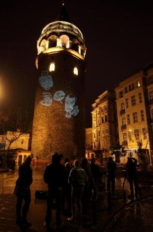 Başbakan'ı Galata'ya yansıttılar!