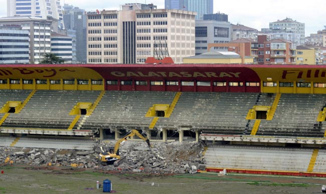 Ali Sami Yen Stadı yıkılıyor!