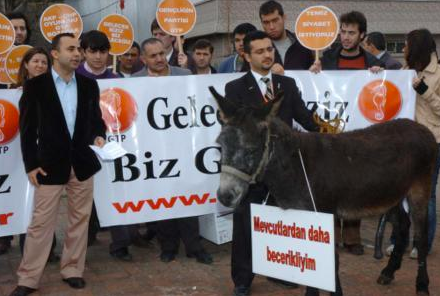 Eşekli protesto ile adaylığı kaptı